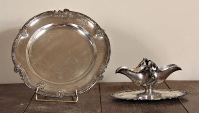CAILAR BAYARD

Saucière et plat rond en métal...
