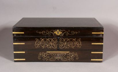 Coffret en bois laqué noir et marquèterie...