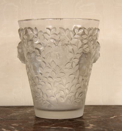 LALIQUE

Vase en verre moulé à décor de masques...
