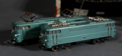 Lot comprenant :

- un train Horby dans sa...
