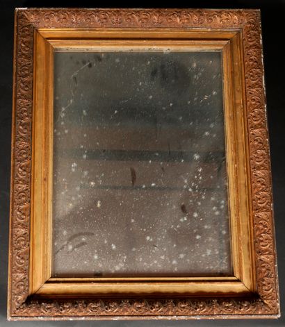 *Glace rectangulaire en bois stuqué redoré...