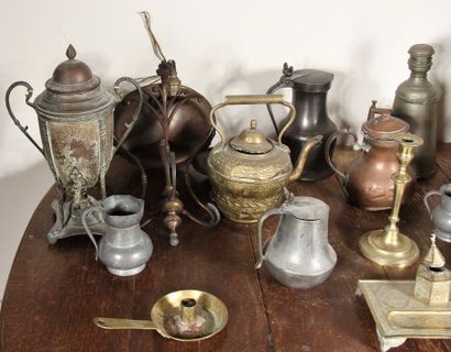 Lot divers en cuivre et étain dont un samovar...