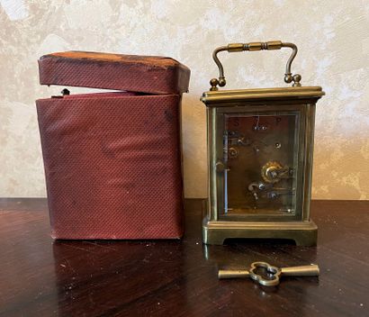 *Pendulette d'officier en laiton et son coffret...