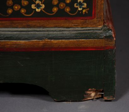 Meuble à hauteur d'appui en bois polychrome...
