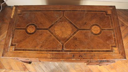 Bureau plat en placage d'acajou marqueté...