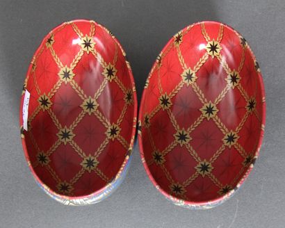 *Boite ovale en métal à décor imprimé polychrome...