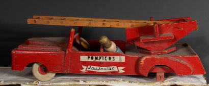 Lot :

- 3 véhicules en bois dont un avec...