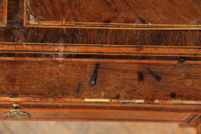 Bureau plat en placage d'acajou marqueté...