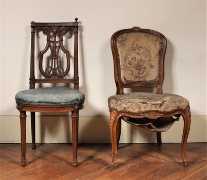 Lot :

-Chaise en bois naturel à dossier...