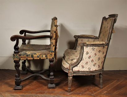 Lot :

-Chaise en bois naturel à dossier...