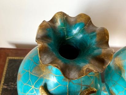 Paire de vases balustres sur piédouche en...