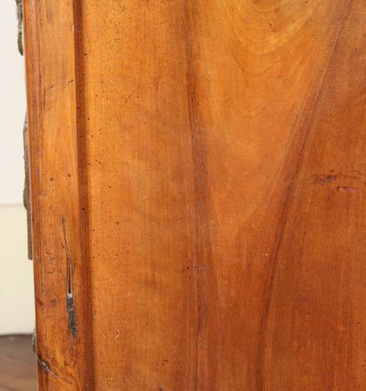 Petite commode en noyer à quatre tiroirs...