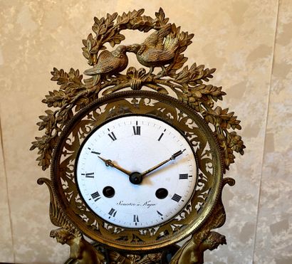 *Pendule squelette en bronze, fronton ornée...