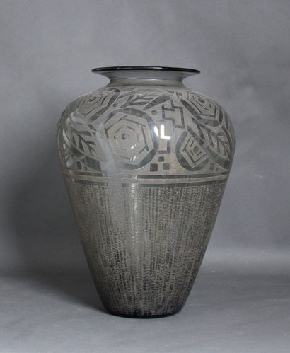 *Vase balustre à ouverture élargie en verre...
