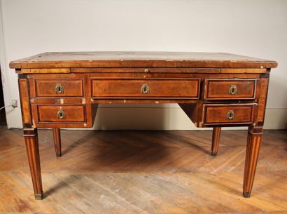 Bureau plat en placage d'acajou marqueté...