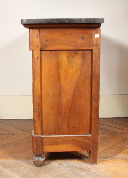 Petite commode en noyer à quatre tiroirs...