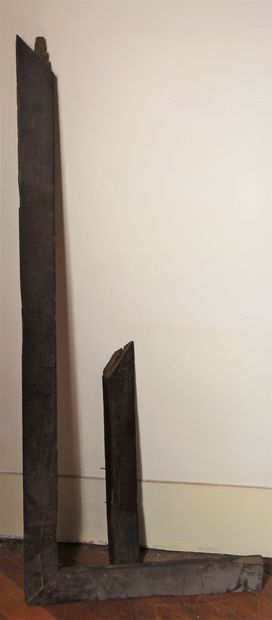 Petite armoire en bois naturel sculpté, XIXème...