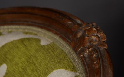 Paire de fauteuils cabriolets en bois naturel...