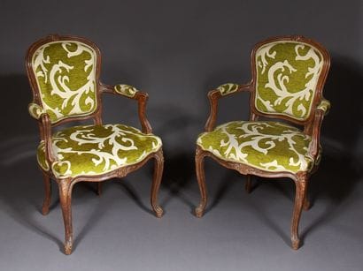 Paire de fauteuils cabriolets en bois naturel...