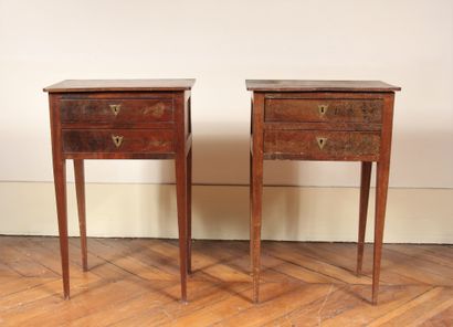 Deux tables de chevet en bois naturel à deux...