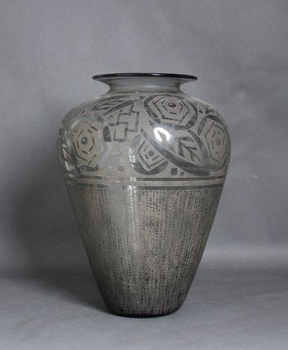 *Vase balustre à ouverture élargie en verre...