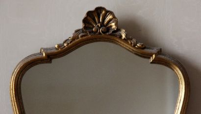 Glace mouvementée en bois doré sculpté d'une...