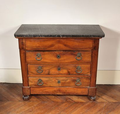 Petite commode en noyer à quatre tiroirs...