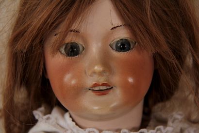 Poupée tête porcelaine SFBJ 301, corps composite

H...