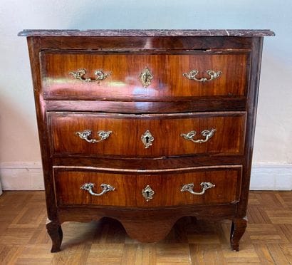 Commode en bois de placage à trois tiroirs...