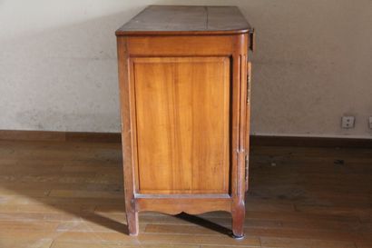 Bahut en bois fruitier à deux vantaux, daté...