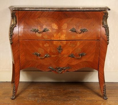 Commode galbée en bois de placage marquetée...