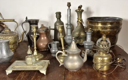 Lot divers en cuivre et étain dont un samovar...