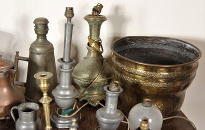Lot divers en cuivre et étain dont un samovar...