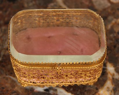 Boite à bijoux quadripode en laiton repoussé...