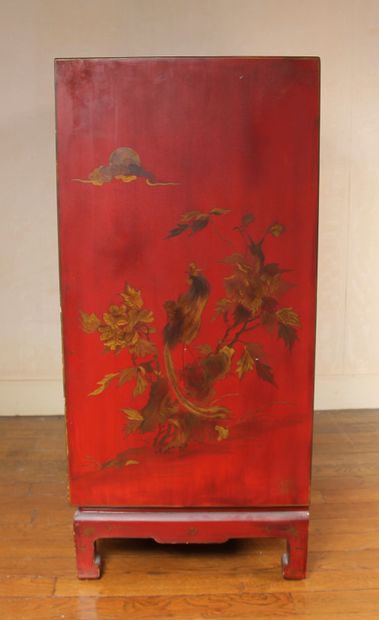 Buffet en bois laqué rouge, Chine moderne...