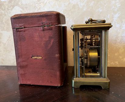 *Pendulette d'officier en laiton et son coffret...