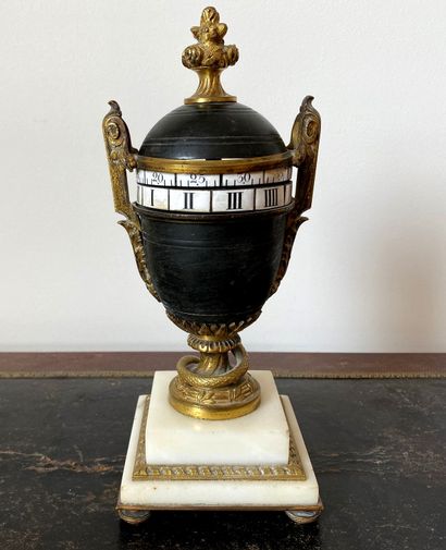 Pendulette tournante en forme de vase antique...