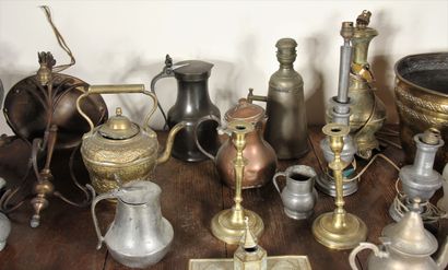 Lot divers en cuivre et étain dont un samovar...
