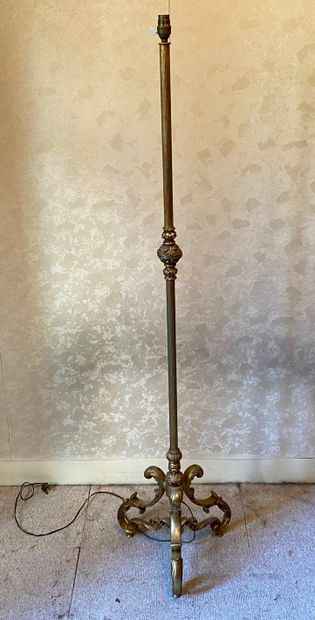 *Lampadaire tripode en métal doré

H : 145...