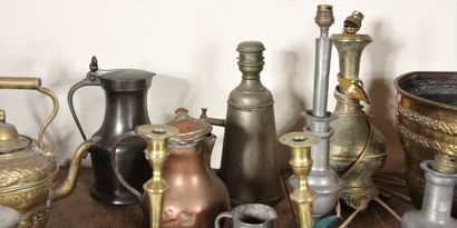 Lot divers en cuivre et étain dont un samovar...