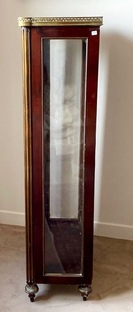 Vitrine en placage d'acajou à une porte vitrée,...