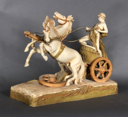 ROYAL DUX 

Le char.

Groupe en biscuit peint,...