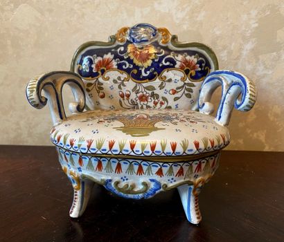 *Boîte en faïence polychrome en forme de...