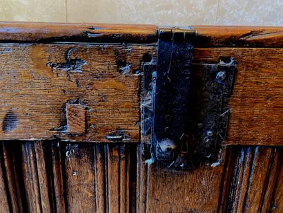 *Coffre rectangulaire en bois naturel à décor...