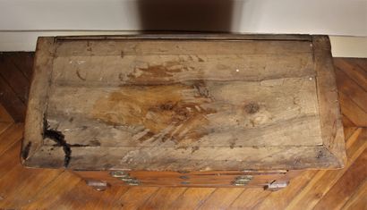 Petite commode en noyer à quatre tiroirs...