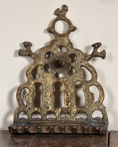 Deux hanoukia et une lampe à huile en bronze

H...