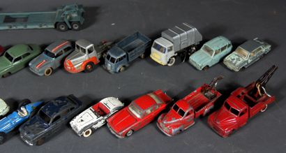 DINKY TOYS et autres

33 véhicules 1/43ème...