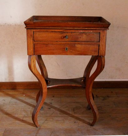 Lot :

- Banquette en bois naturel, H : 82...
