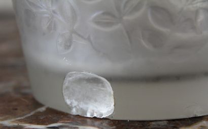 LALIQUE

Vase en verre moulé à décor de masques...