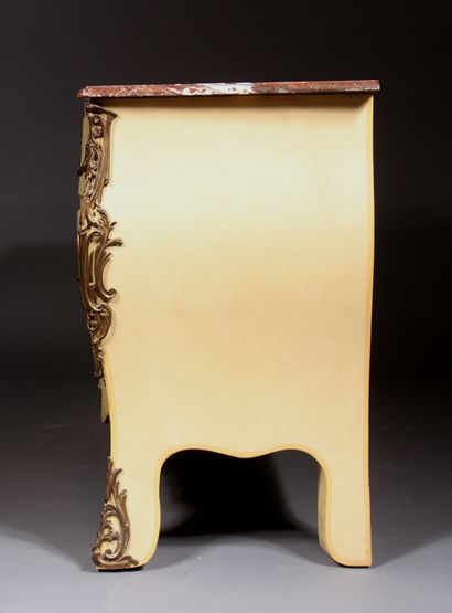 *Commode galbée en bois laqué crème à quatre...